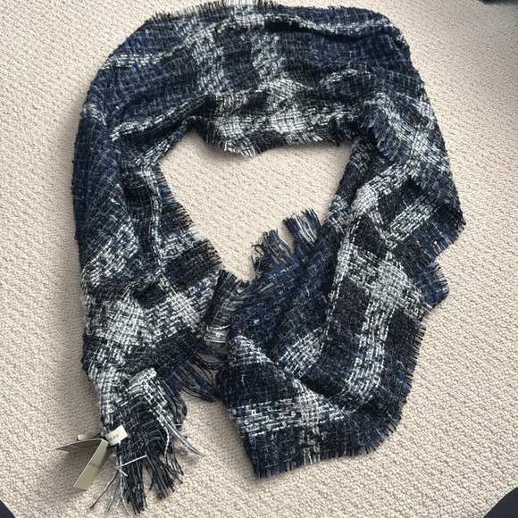NWT-Burberry scarf🧣 - Picture 5 of 5